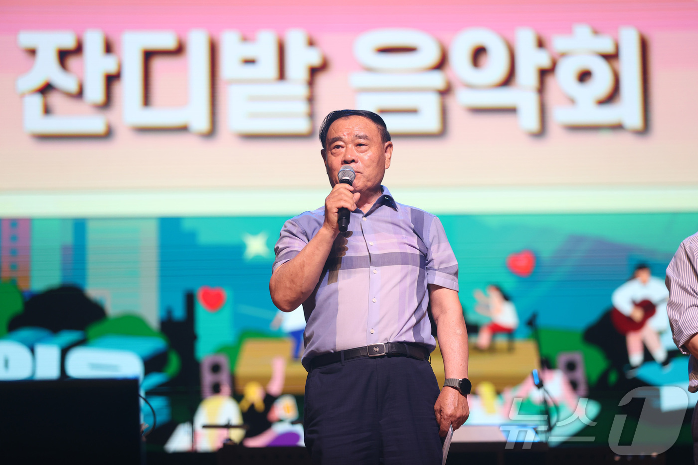 (수원=뉴스1) 김기현 기자 = 이재식 수원특례시의회 의장이 지난 29일 오후 수원제1야외음악당에서 열린 '잔디밭음악회 밤을 잊은 그대에게' 공연에 참석해 발언하고 있다.이 의장은 …