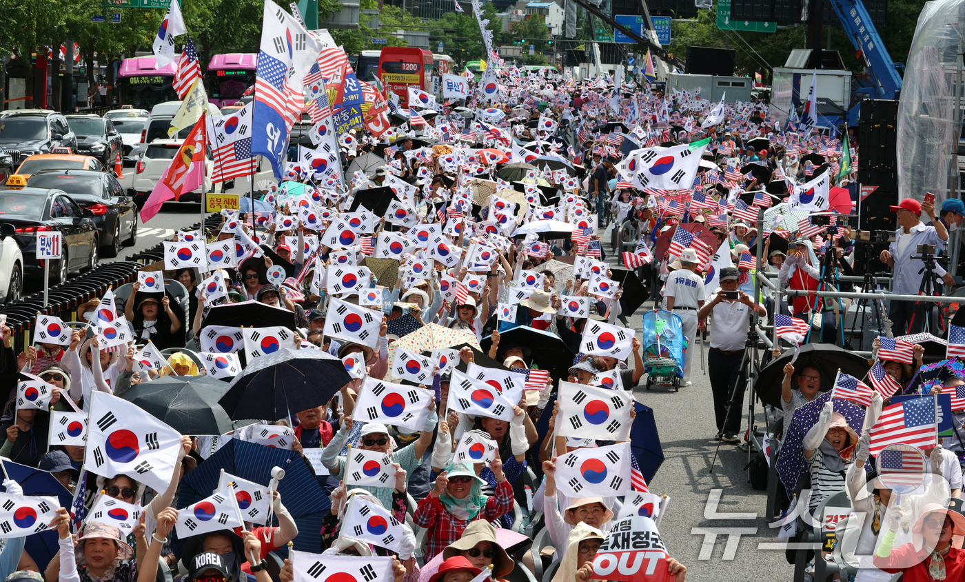 (서울=뉴스1) 김명섭 기자 = 30일 서울 세종대로에서 열린 자유통일당 전국집중국민대회에서 참가자들이 태극기와 성조기를 흔들고 있다.  2025.8.30/뉴스1