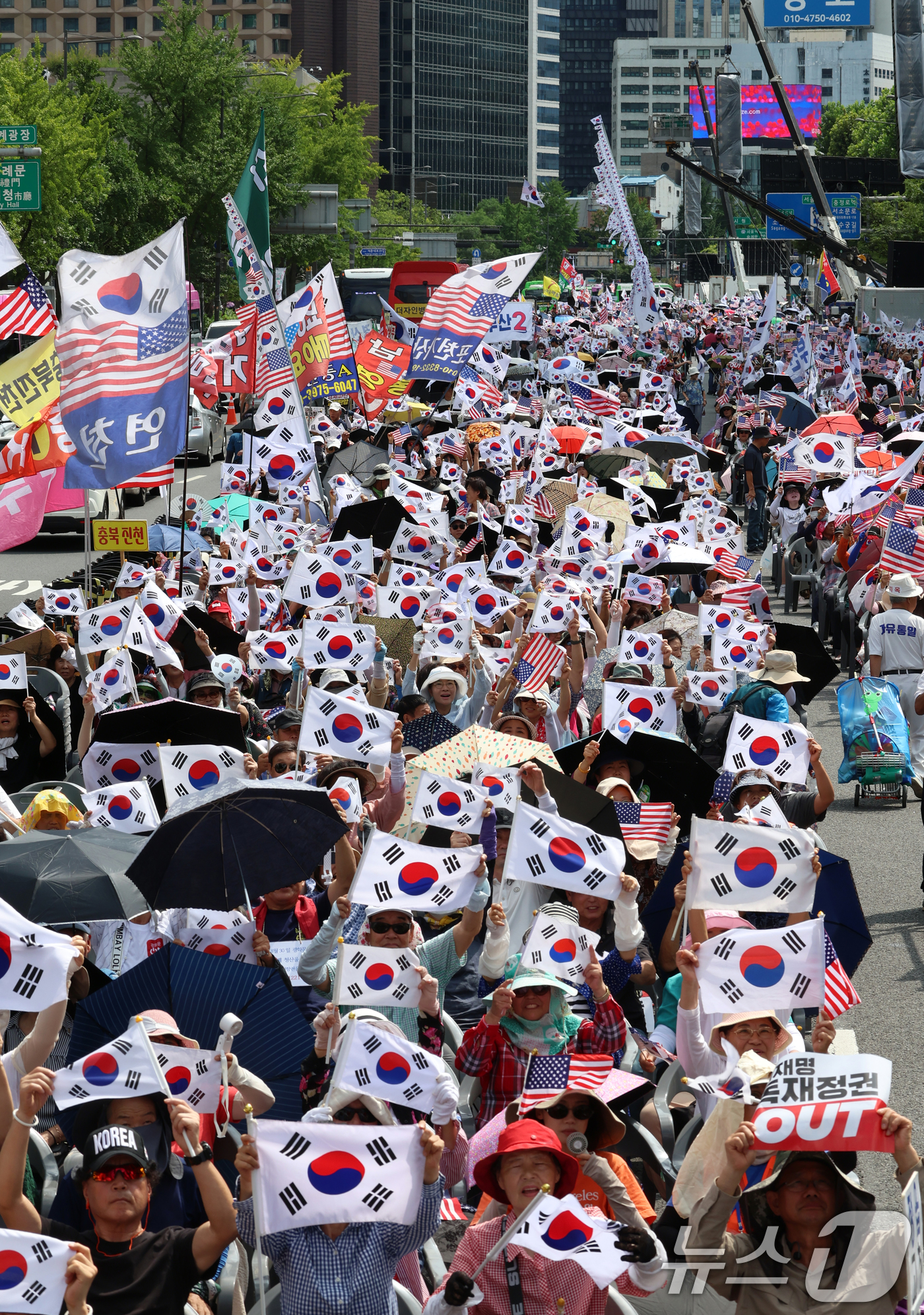 (서울=뉴스1) 김명섭 기자 = 30일 서울 세종대로에서 열린 자유통일당 전국집중국민대회에서 참가자들이 태극기와 성조기를 흔들고 있다.  2025.8.30/뉴스1