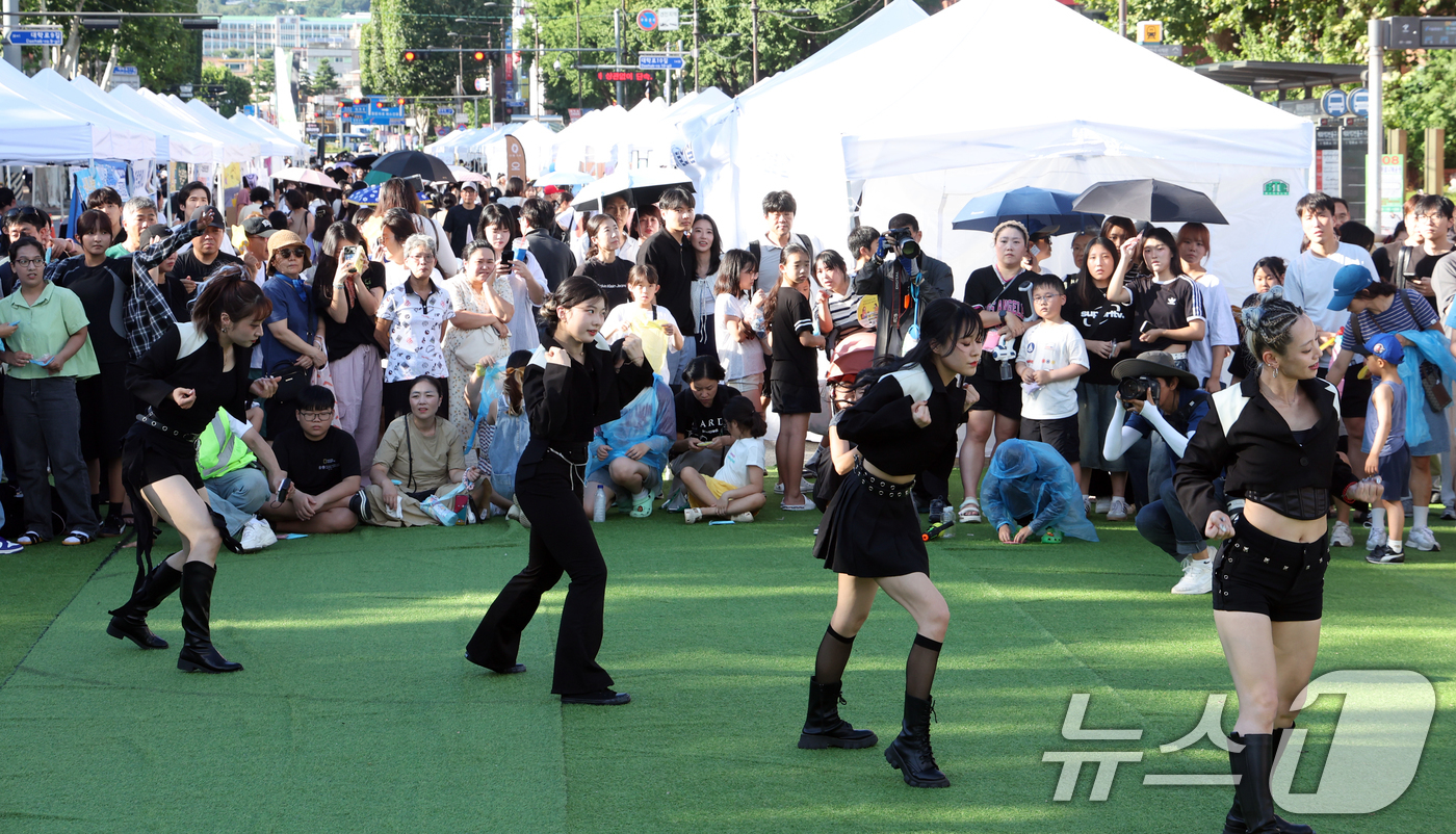 (서울=뉴스1) 김명섭 기자 = 30일 서울 종로구 대학로에서 열린 컬처밤 페스티벌에서 시민들이 공연을 보며 즐거운 시간을 보내고 있다.종로구는 이번 행사를 통해 청년 세대와의 공 …
