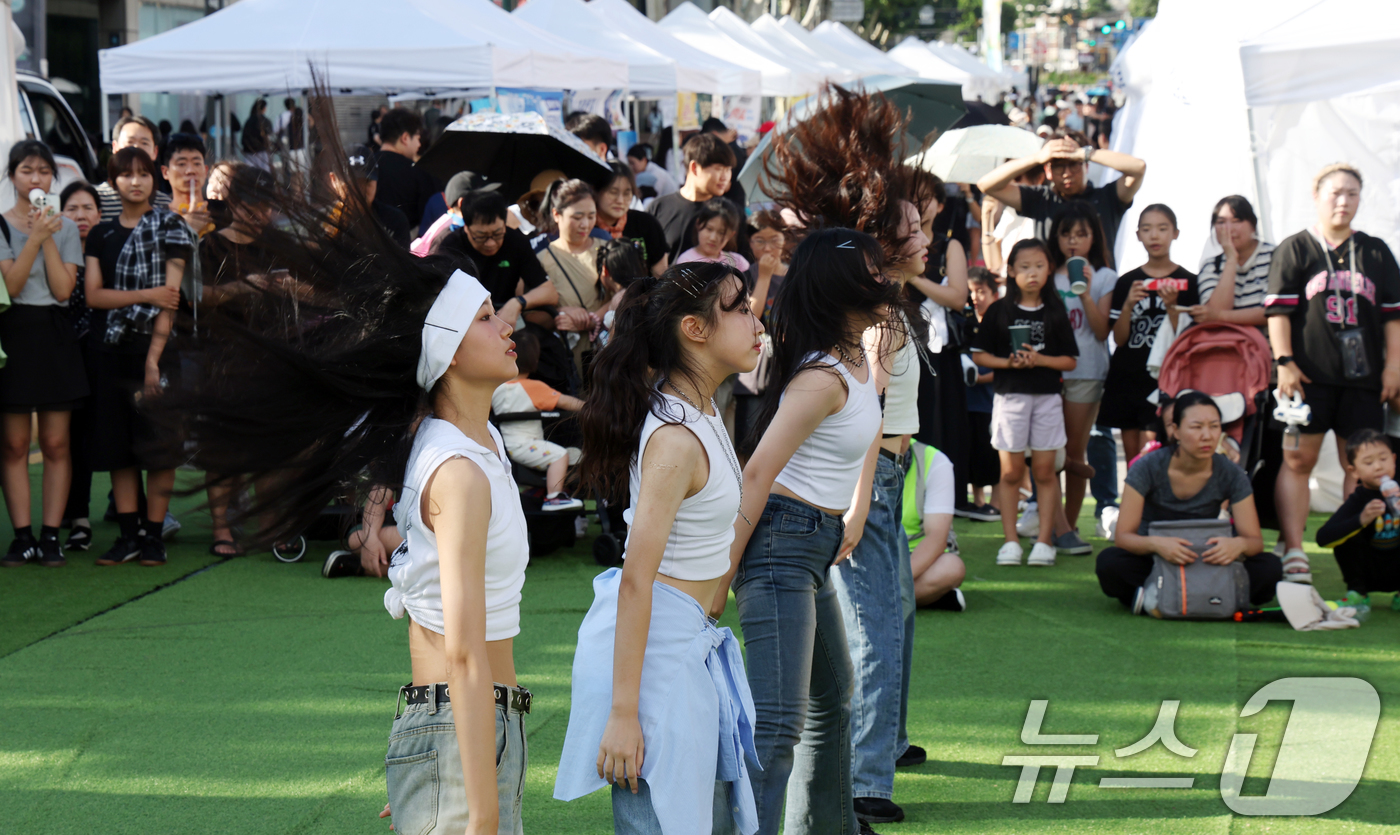 (서울=뉴스1) 김명섭 기자 = 30일 서울 종로구 대학로에서 열린 컬처밤 페스티벌에서 시민들이 공연을 보며 즐거운 시간을 보내고 있다.종로구는 이번 행사를 통해 청년 세대와의 공 …