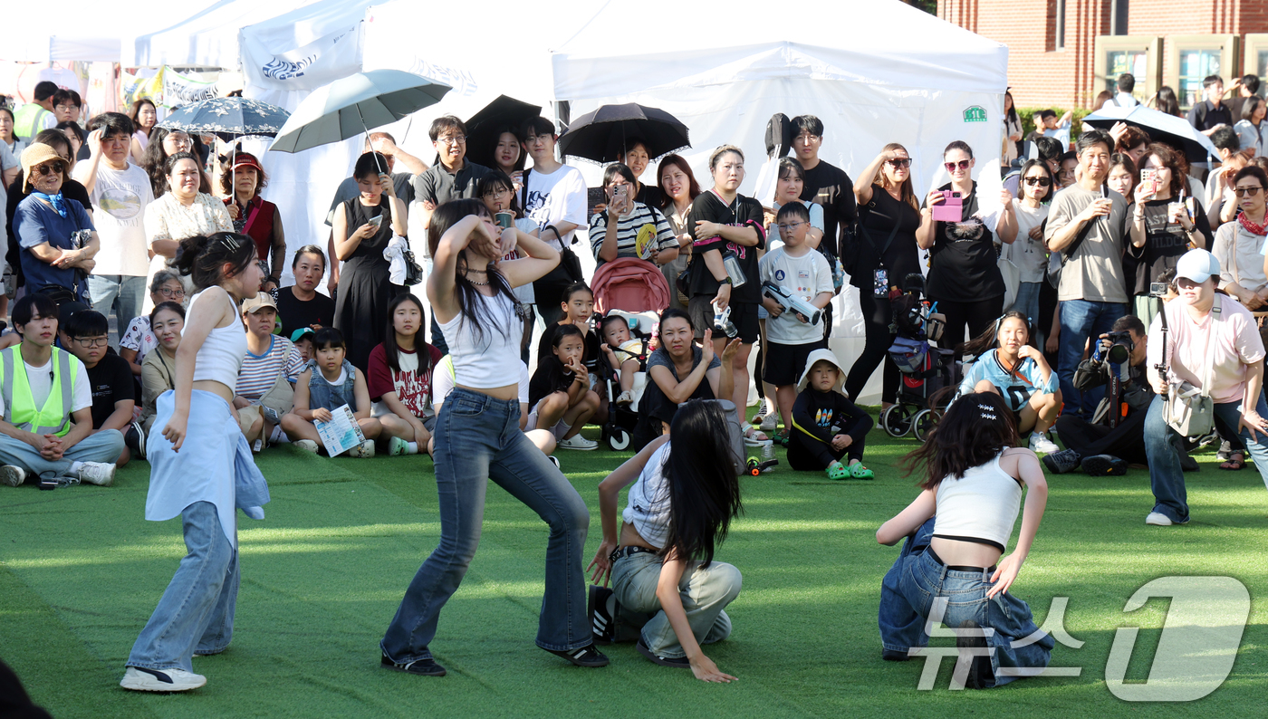 (서울=뉴스1) 김명섭 기자 = 30일 서울 종로구 대학로에서 열린 컬처밤 페스티벌에서 시민들이 공연을 보며 즐거운 시간을 보내고 있다.종로구는 이번 행사를 통해 청년 세대와의 공 …