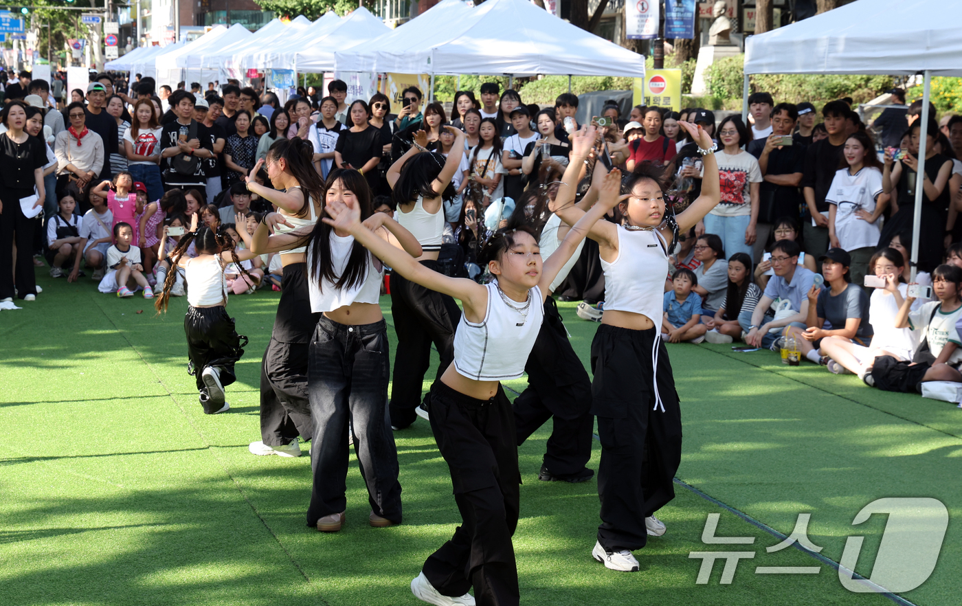 (서울=뉴스1) 김명섭 기자 = 30일 서울 종로구 대학로에서 열린 컬처밤 페스티벌에서 시민들이 공연을 보며 즐거운 시간을 보내고 있다.종로구는 이번 행사를 통해 청년 세대와의 공 …