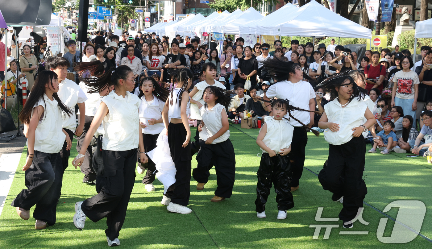 (서울=뉴스1) 김명섭 기자 = 30일 서울 종로구 대학로에서 열린 컬처밤 페스티벌에서 시민들이 공연을 보며 즐거운 시간을 보내고 있다.종로구는 이번 행사를 통해 청년 세대와의 공 …