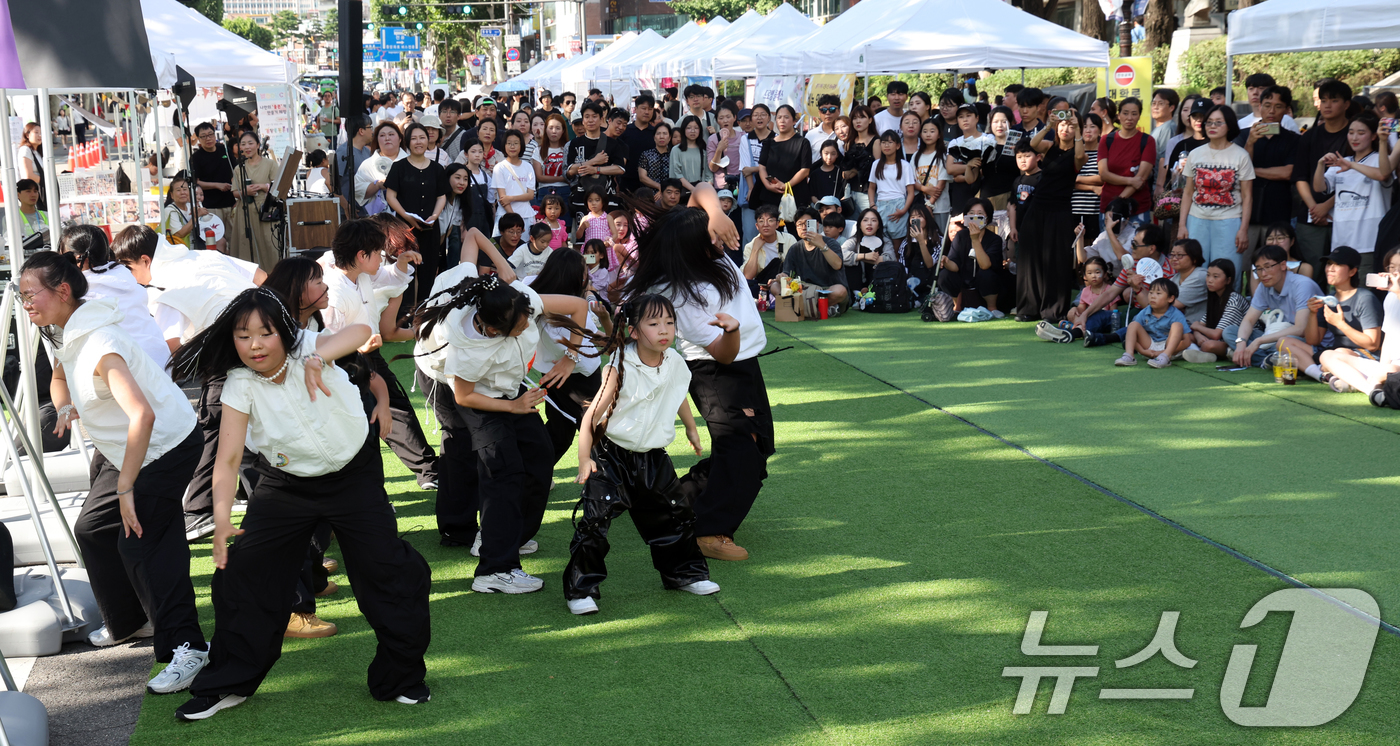 (서울=뉴스1) 김명섭 기자 = 30일 서울 종로구 대학로에서 열린 컬처밤 페스티벌에서 시민들이 공연을 보며 즐거운 시간을 보내고 있다.종로구는 이번 행사를 통해 청년 세대와의 공 …