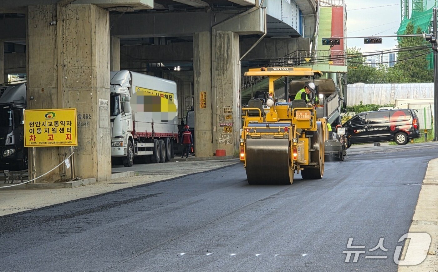 본문 이미지 - 30일 천안 동남구 용곡동 도로포장 공사 중 60대 근로자가 장비에 깔려 숨지는 사고가 발생했다. /뉴스1ⓒNews1 이시우 기자