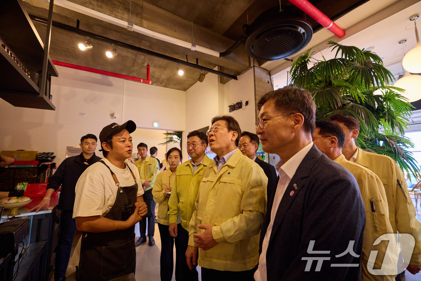 (서울=뉴스1) 이재명 기자 = 이재명 대통령이 30일 강원 강릉시 경포대 인근 음식점을 찾아 가뭄으로 인한 피해 상황을 청취하고 있다. (대통령실 제공. 재판매 및 DB 금지) …