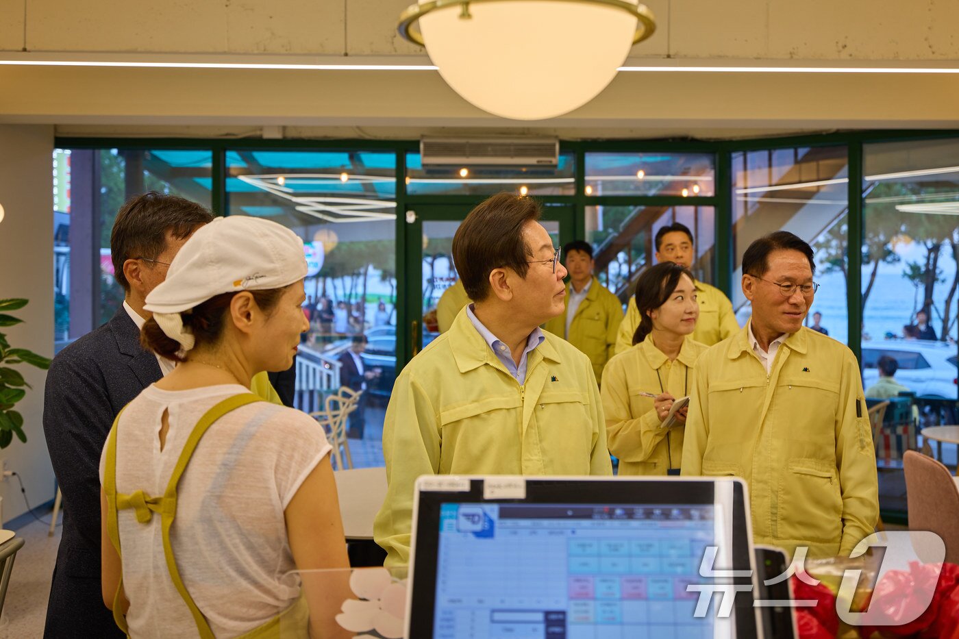 본문 이미지 - 이재명 대통령이 30일 강원 강릉시 경포대 인근 음식점을 찾아 가뭄으로 인한 피해 상황을 청취하고 있다. &#40;대통령실 제공. 재판매 및 DB 금지&#41; 2025.8.30/뉴스1 ⓒ News1 이재명 기자