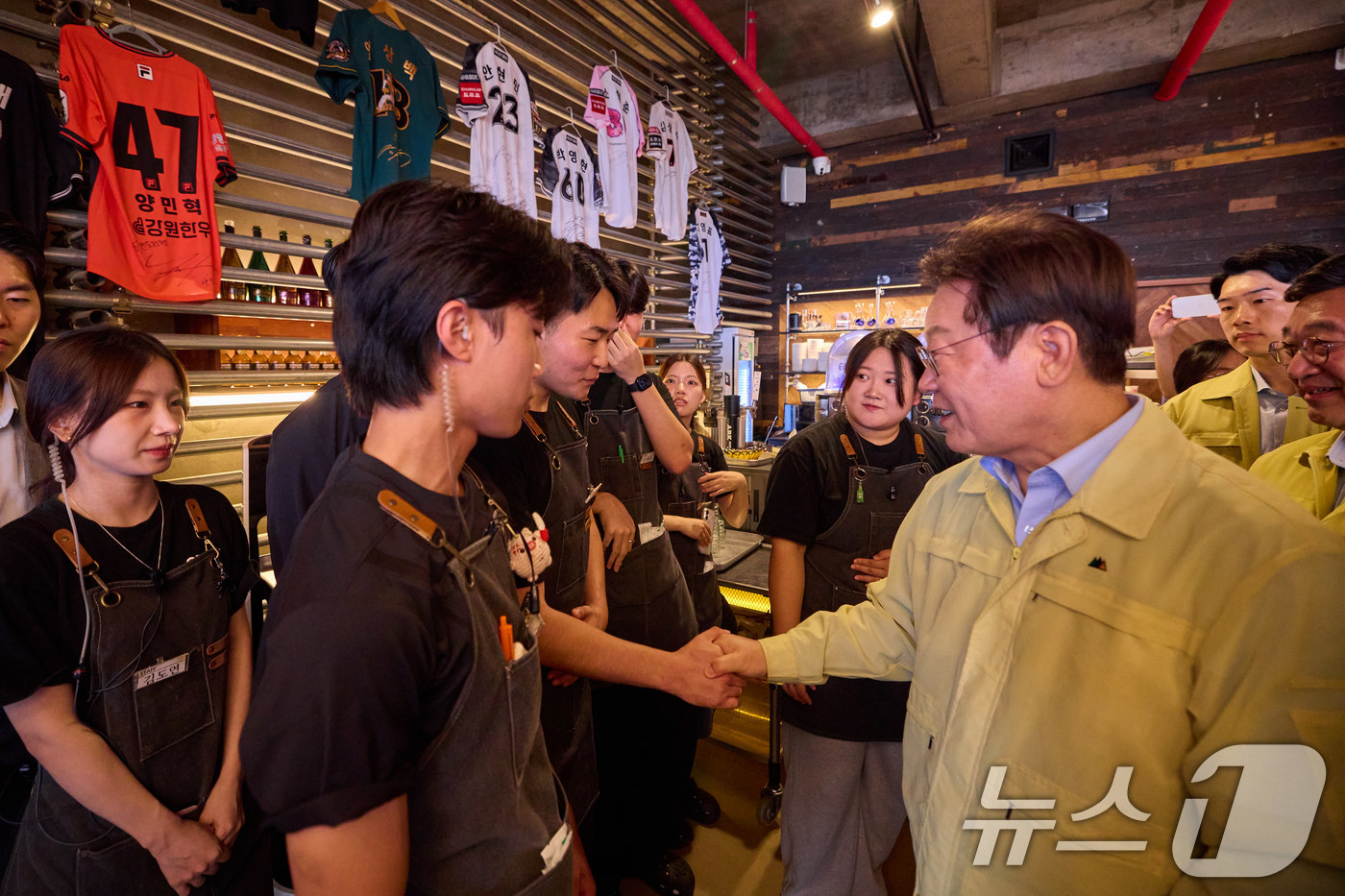 (서울=뉴스1) 이재명 기자 = 이재명 대통령이 30일 강원 강릉시 경포대 인근 음식점을 찾아 가뭄으로 인한 피해 상황을 청취하고 있다. (대통령실 제공. 재판매 및 DB 금지) …