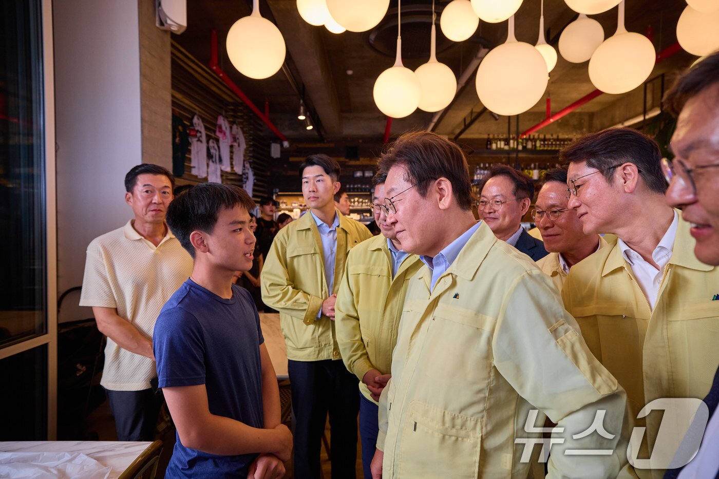 본문 이미지 - 이재명 대통령이 30일 강원 강릉시 경포대 인근 음식점을 찾아 가뭄으로 인한 피해 상황을 청취하고 있다. &#40;대통령실 제공. 재판매 및 DB 금지&#41; 2025.8.30/뉴스1 ⓒ News1 이재명 기자