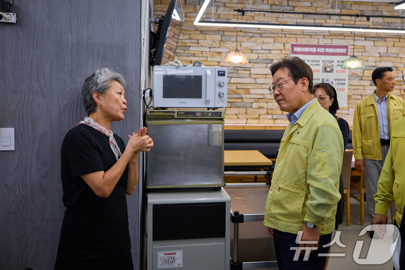 (서울=뉴스1) 이재명 기자 = 이재명 대통령이 30일 강원 강릉시 경포대 인근 음식점을 찾아 가뭄으로 인한 피해 상황을 청취하고 있다. (대통령실 제공. 재판매 및 DB 금지) …