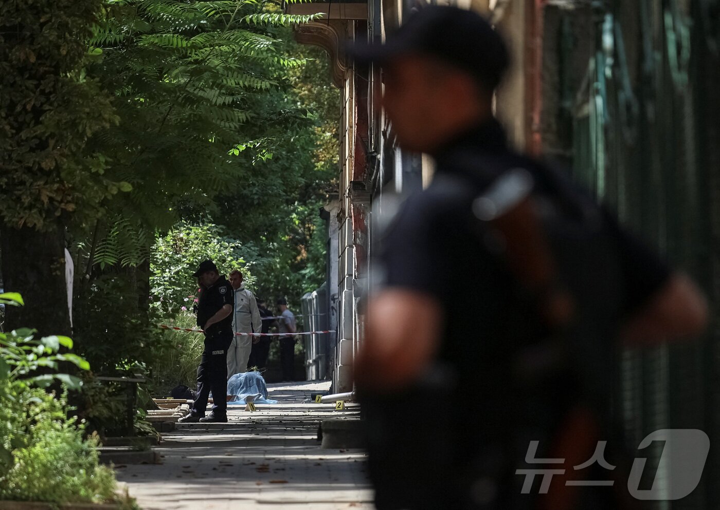본문 이미지 - 30일&#40;현지시간&#41; 우크라이나 르비우의 안드리 파루비 전 국회의장 피격 현장에서 경찰들이 현장을 조사하고 있다. 2025.08.30. ⓒ 로이터=뉴스1 ⓒ News1 윤다정 기자