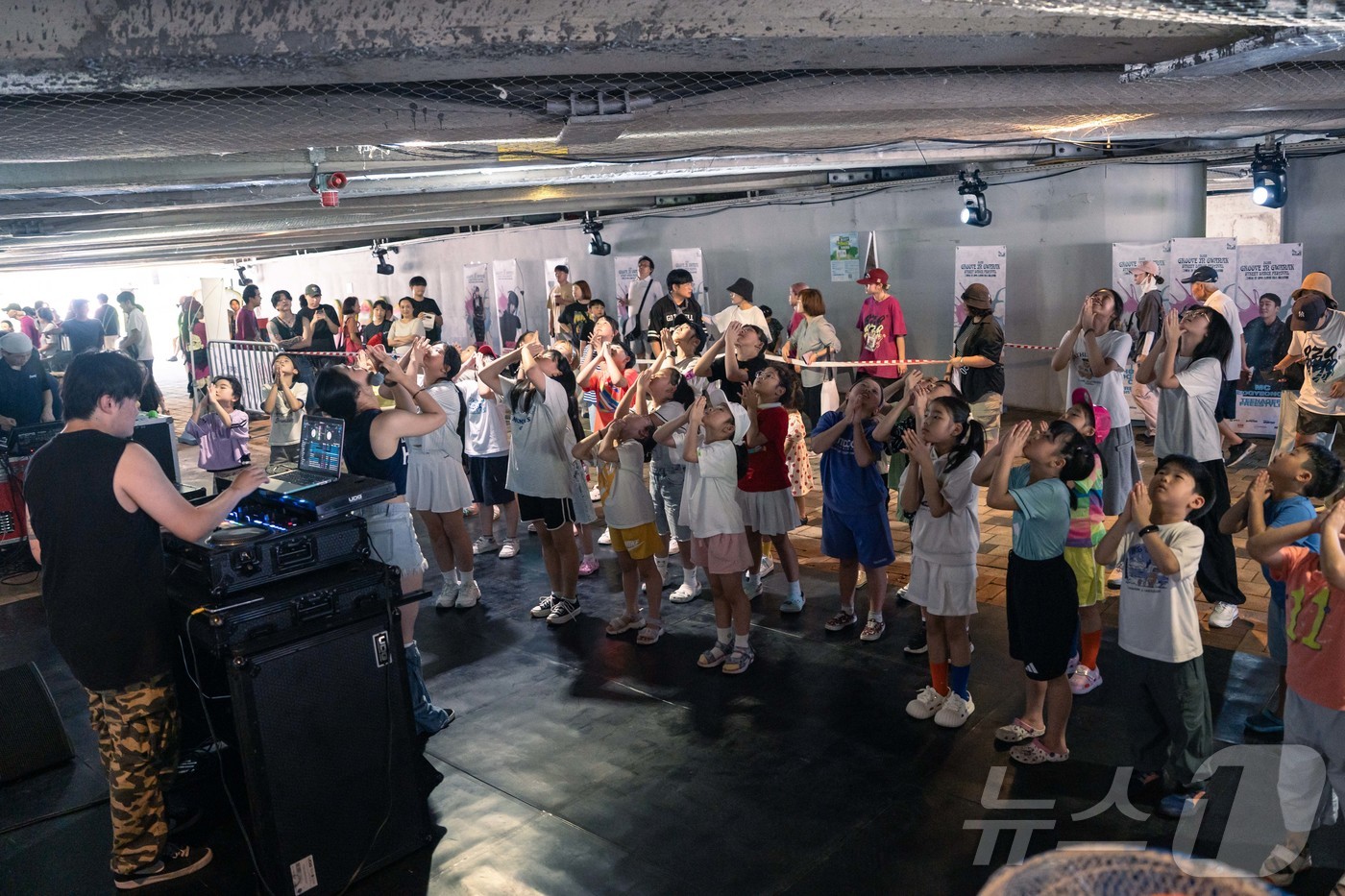 (서울=뉴스1) = 30일 서울 관악구 신림역 별빛내린천에서 열린 ‘그루브 인 관악’의 ‘Let’s Groove 워크숍’에서 어린이 참가자들이 스트릿댄스강사와 함께 춤을 배우고 몸 …