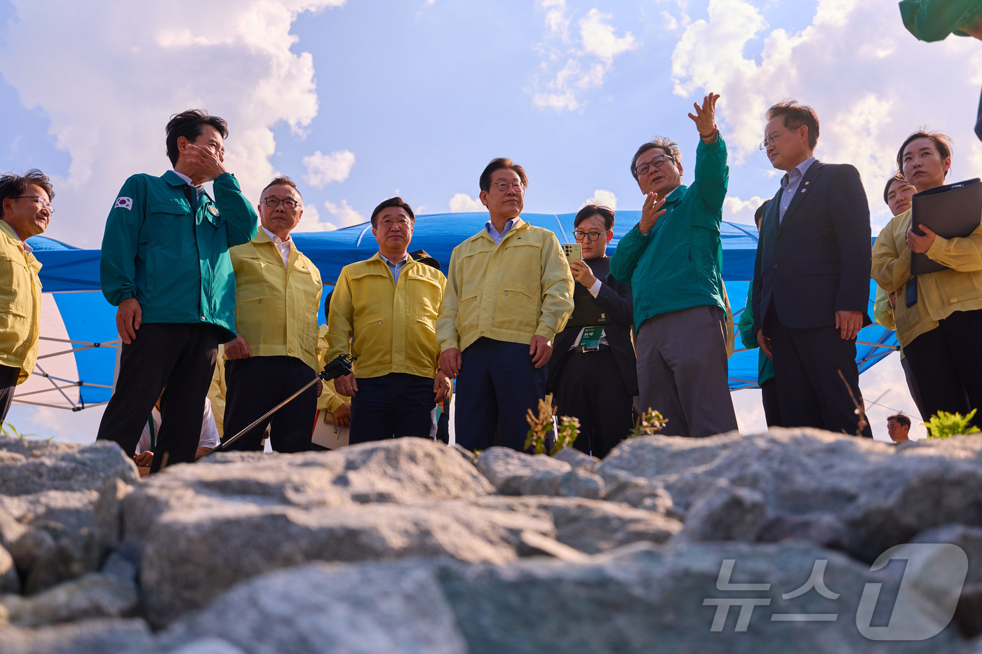 (서울=뉴스1) 허경 기자 = 이재명 대통령이 30일 강원 강릉시 성산면 오봉저수지를 방문해 가뭄 피해 상황 등을 점검하고 있다. (대통령실 제공. 재판매 및 DB 금지) 2025 …