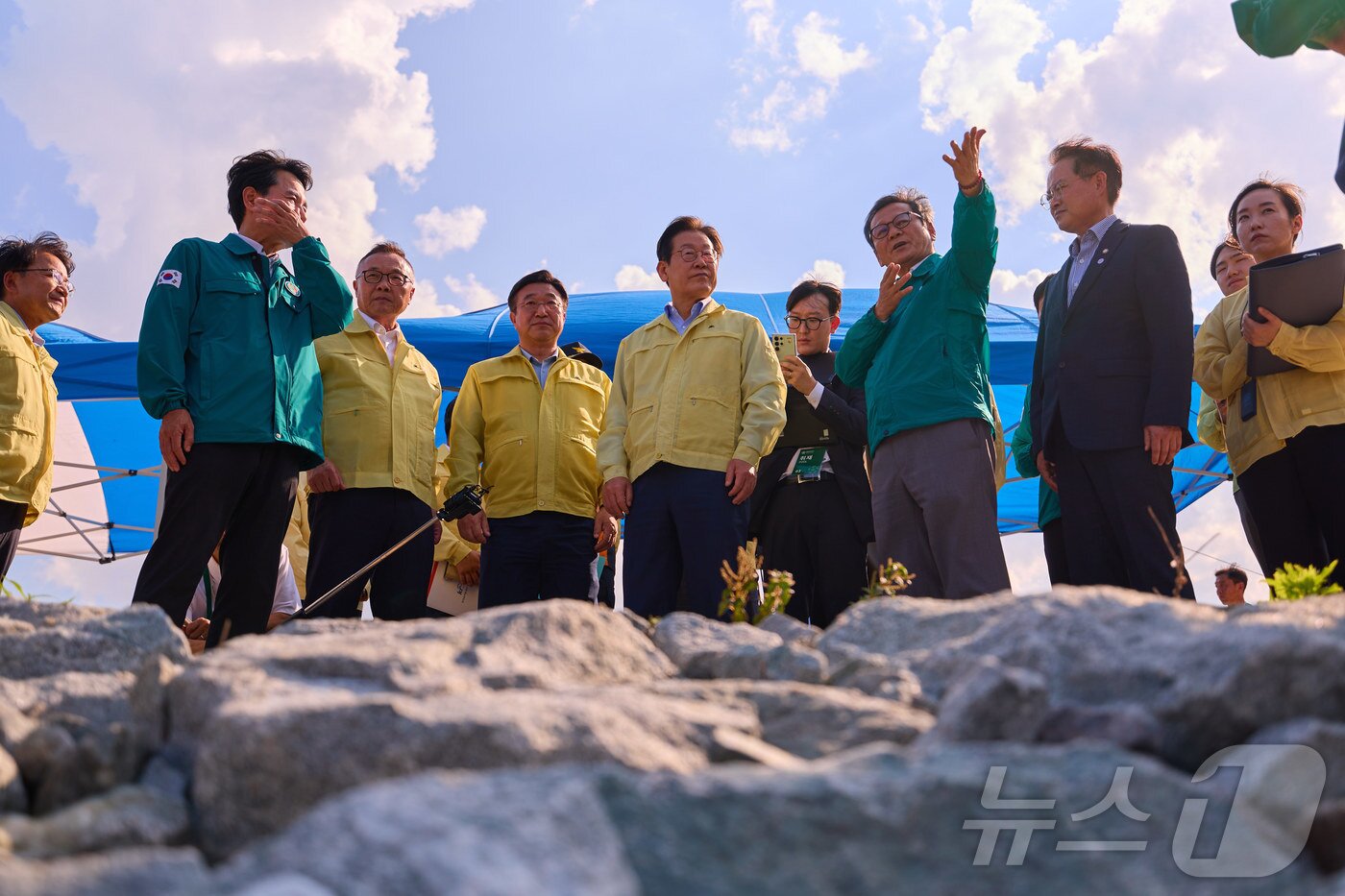 본문 이미지 - 이재명 대통령이 30일 강원 강릉시 성산면 오봉저수지를 방문해 가뭄 피해 상황 등을 점검하고 있다. &#40;대통령실 제공. 재판매 및 DB 금지&#41; 2025.8.30/뉴스1 ⓒ News1 허경 기자