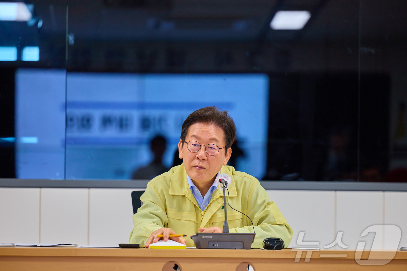 (서울=뉴스1) 허경 기자 = 이재명 대통령이 30일 강원 강릉시청 재난안전상황실에서 가뭄 대책 회의를 주재하고 있다. (대통령실 제공. 재판매 및 DB 금지) 2025.8.30/ …