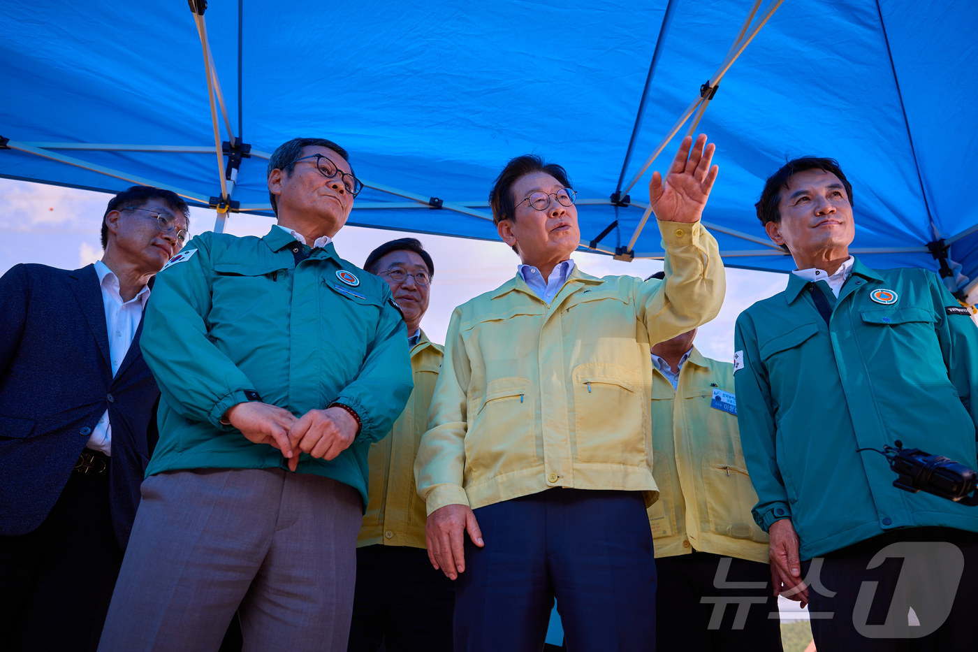 (서울=뉴스1) 허경 기자 = 이재명 대통령이 30일 강원 강릉시 성산면 오봉저수지를 방문해 가뭄 피해 상황 등을 점검하고 있다. (대통령실 제공. 재판매 및 DB 금지) 2025 …