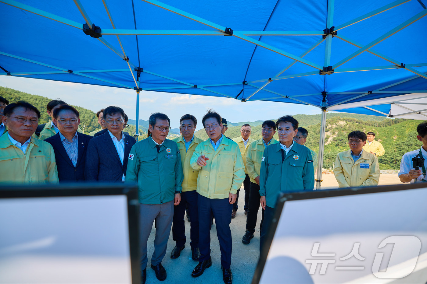 (서울=뉴스1) 허경 기자 = 이재명 대통령이 30일 강원 강릉시 성산면 오봉저수지를 방문해 가뭄 피해 상황 등을 점검하고 있다. (대통령실 제공. 재판매 및 DB 금지) 2025 …