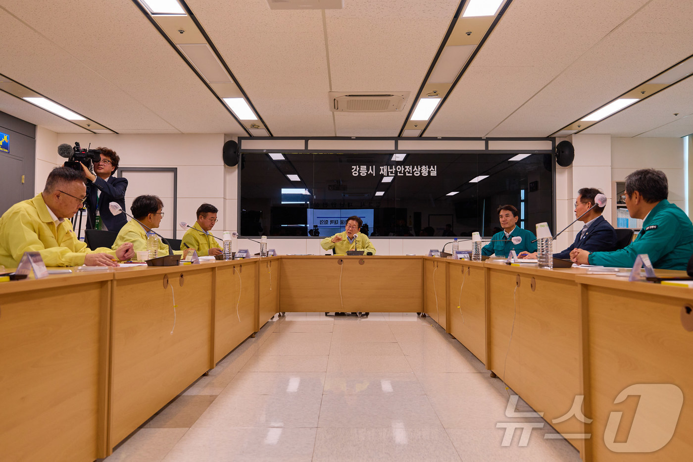 (서울=뉴스1) 허경 기자 = 이재명 대통령이 30일 강원 강릉시청 재난안전상황실에서 가뭄 대책 회의를 주재하고 있다. (대통령실 제공. 재판매 및 DB 금지) 2025.8.30/ …