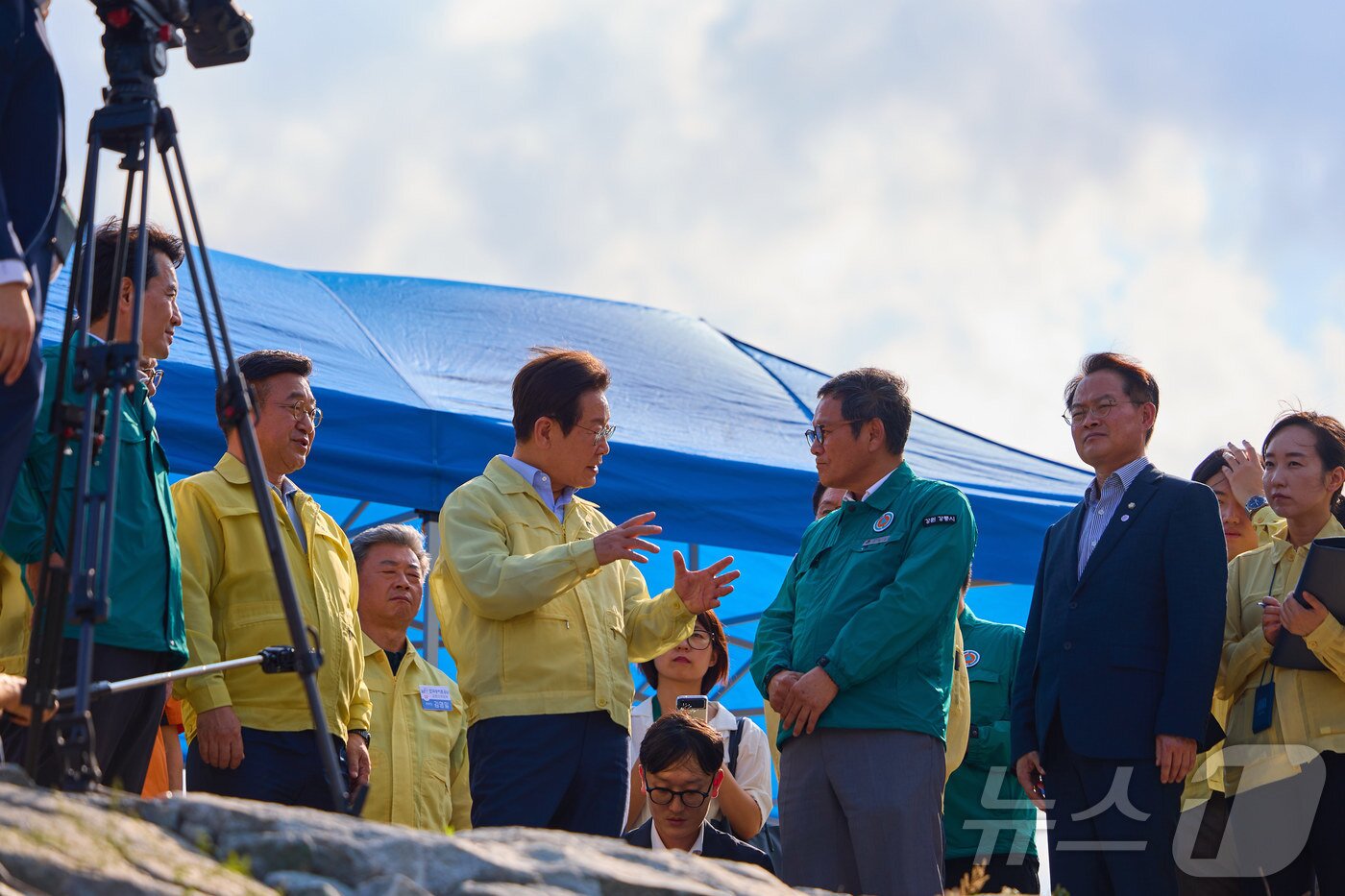 본문 이미지 - 지난해 여름 강릉 가뭄사태 당시 오봉저수지를 방문한 이재명 대통령과 김홍규 당시 강릉시장(사진 가운데 오른쪽) (대통령실 제공. 재판매 및 DB 금지) 