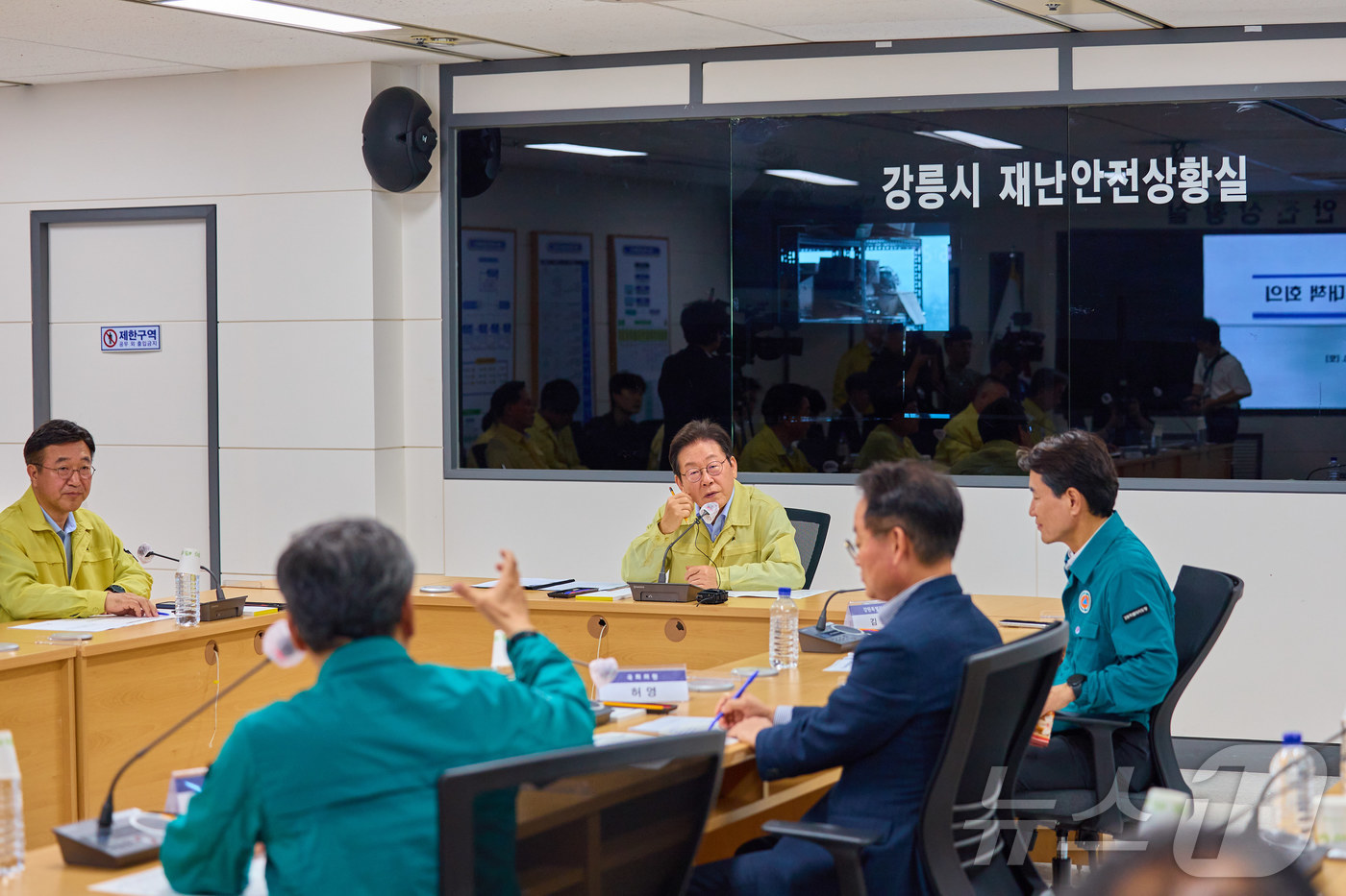 (서울=뉴스1) 허경 기자 = 이재명 대통령이 30일 강원 강릉시청 재난안전상황실에서 가뭄 대책 회의를 주재하고 있다. (대통령실 제공. 재판매 및 DB 금지) 2025.8.30/ …