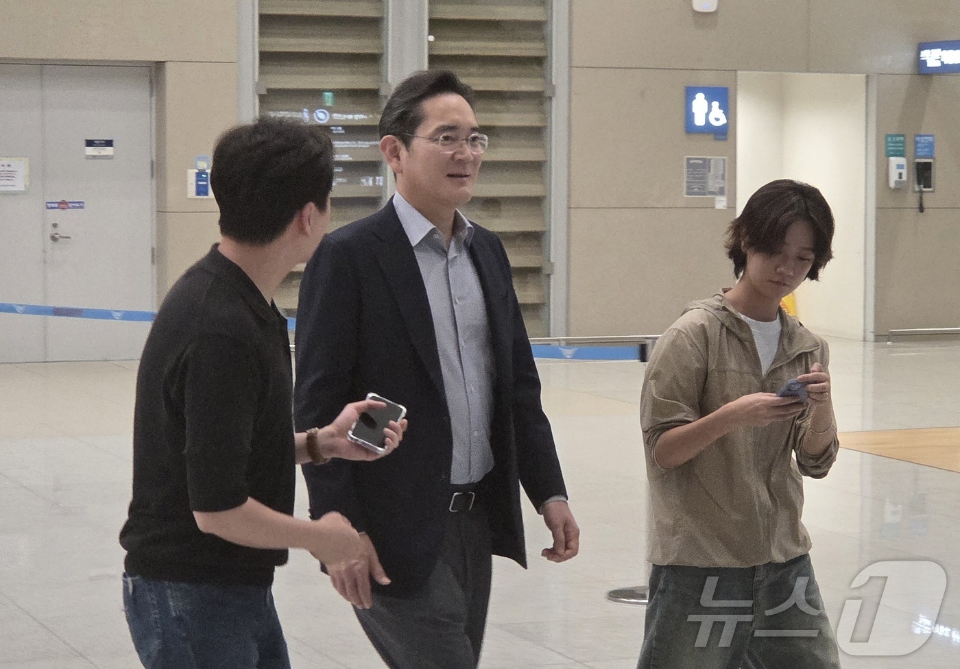 (서울뉴스1) 최동현 기자 = 이재용 삼성전자 회장이 31일 새벽 미국 출장을 마치고 인천국제공항에 귀국하는 길에 취재진과 질의응답을 하고 있다.2025.8.31/뉴스1