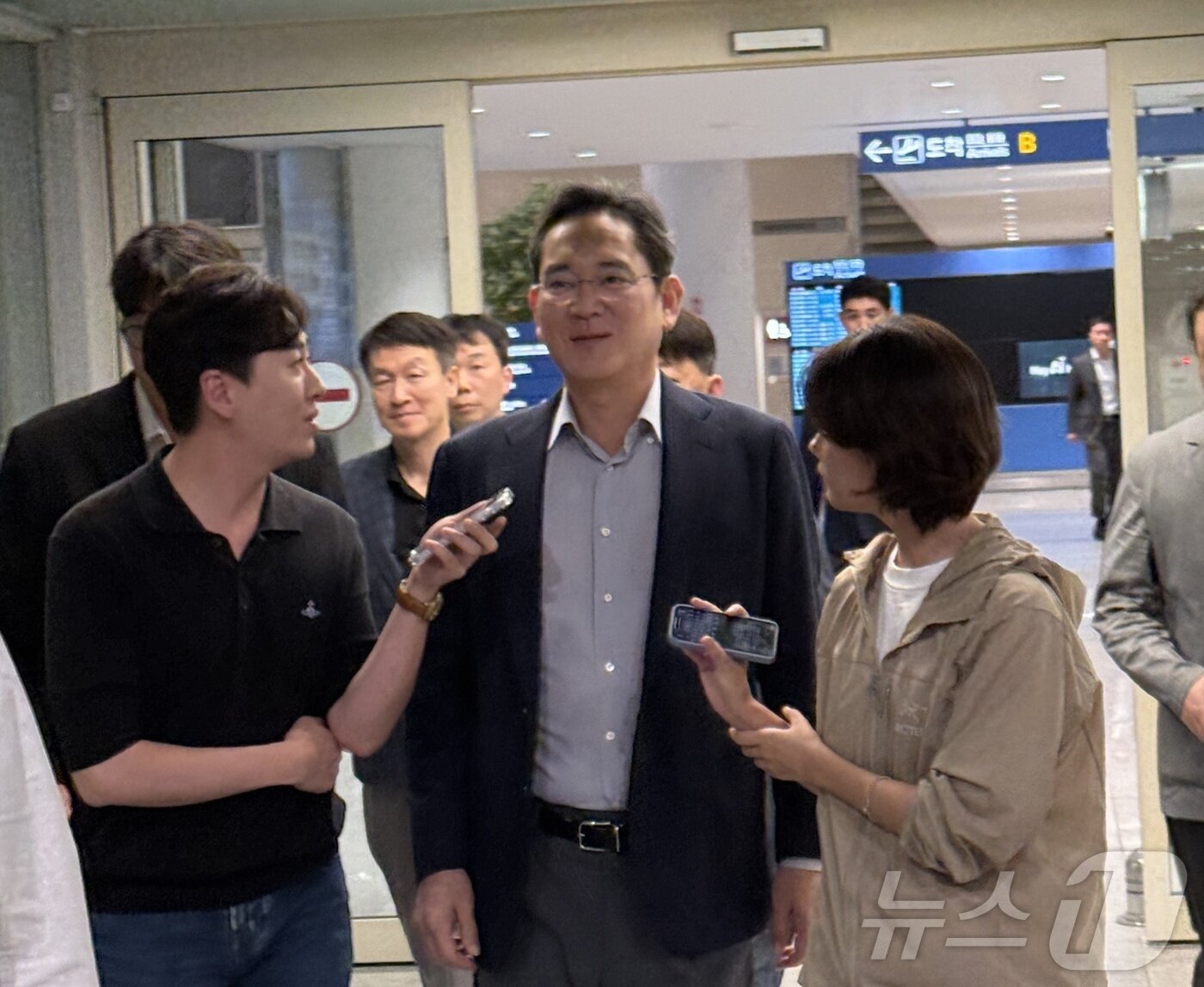 본문 이미지 - 이재용 삼성전자 회장이 31일 새벽 미국 출장을 마치고 인천국제공항에 귀국하는 길에 취재진과 질의응답을 하고 있다.2025.8.31 ⓒ News1 최동현 기자