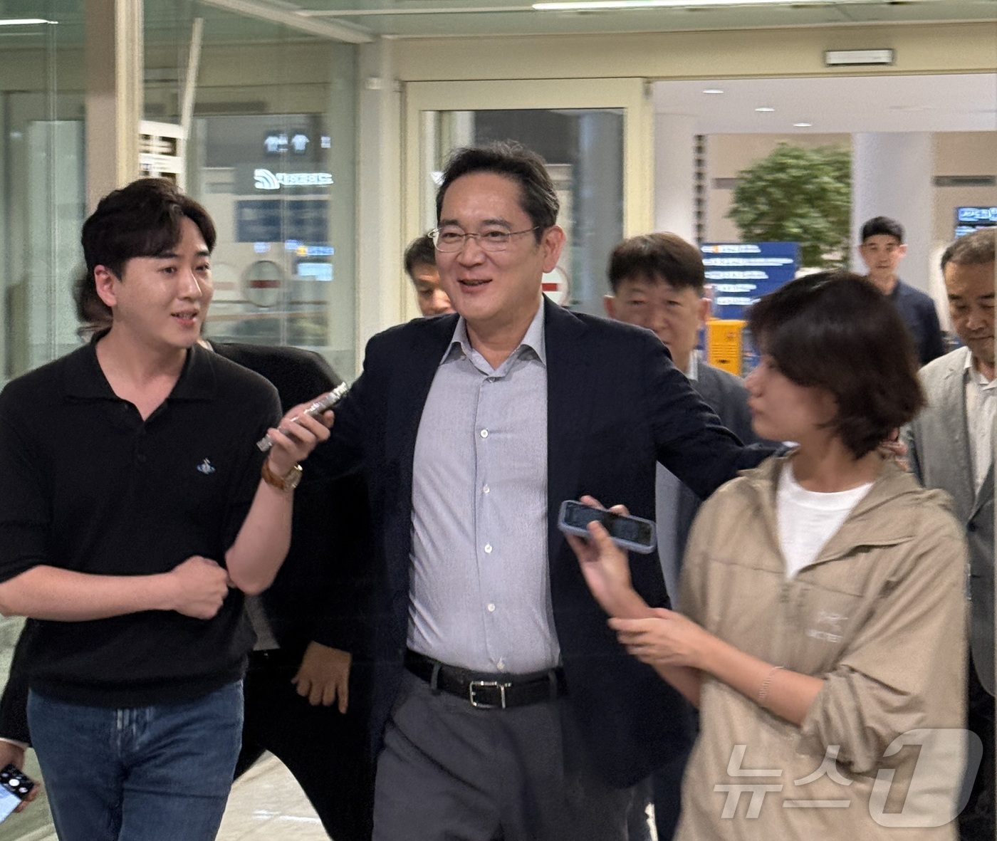 (서울뉴스1) 최동현 기자 = 이재용 삼성전자 회장이 31일 새벽 미국 출장을 마치고 인천국제공항에 귀국하는 길에 취재진과 질의응답을 하고 있다.2025.8.31/뉴스1