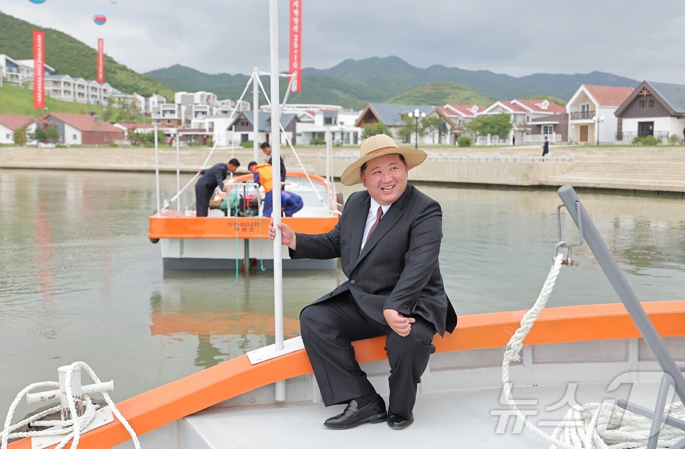 본문 이미지 - (평양 노동신문=뉴스1) = 북한 노동당 기관지 노동신문은 31일 김정은 당 총비서의 참석 아래 "지방 진흥의 새 시대와 더불어 동해 기슭에 또 하나의 기념비적 창조물로 일떠선 낙원군 바닷가 양식사업소 준공식이 8월 30일 성대히 진행됐다"라고 보도했다. [국내에서만 사용가능. 재배포 금지. DB 금지. For Use Only in the Republic of Korea. Redistribution Prohibited] rodongphoto@news1.kr