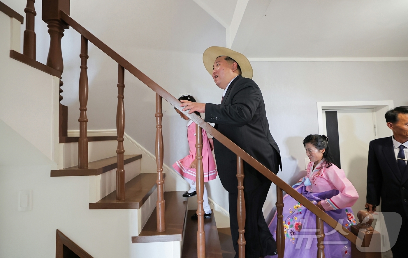 (평양 노동신문=뉴스1) = 북한 노동당 기관지 노동신문은 31일 김정은 당 총비서의 참석 아래 "지방 진흥의 새 시대와 더불어 동해 기슭에 또 하나의 기념비적 창조물로 일떠선 낙 …