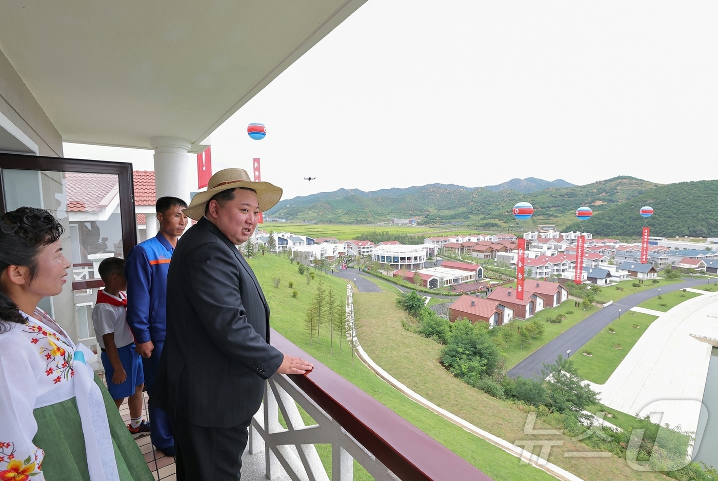 (평양 노동신문=뉴스1) = 북한 노동당 기관지 노동신문은 31일 김정은 당 총비서의 참석 아래 "지방 진흥의 새 시대와 더불어 동해 기슭에 또 하나의 기념비적 창조물로 일떠선 낙 …