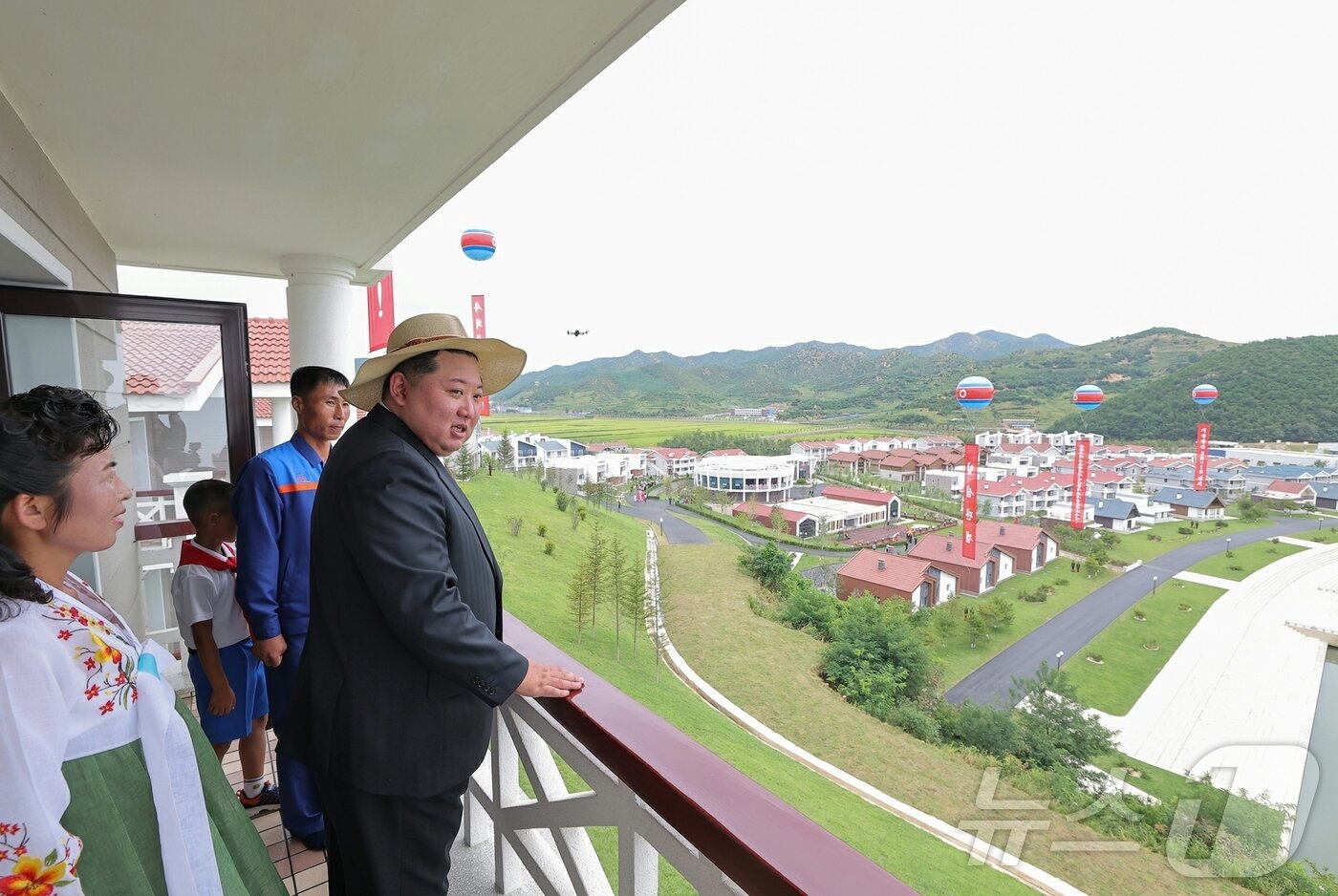 본문 이미지 - (평양 노동신문=뉴스1) = 북한 노동당 기관지 노동신문은 31일 김정은 당 총비서의 참석 아래 "지방 진흥의 새 시대와 더불어 동해 기슭에 또 하나의 기념비적 창조물로 일떠선 낙원군 바닷가 양식사업소 준공식이 8월 30일 성대히 진행됐다"라고 보도했다. [국내에서만 사용가능. 재배포 금지. DB 금지. For Use Only in the Republic of Korea. Redistribution Prohibited] rodongphoto@news1.kr