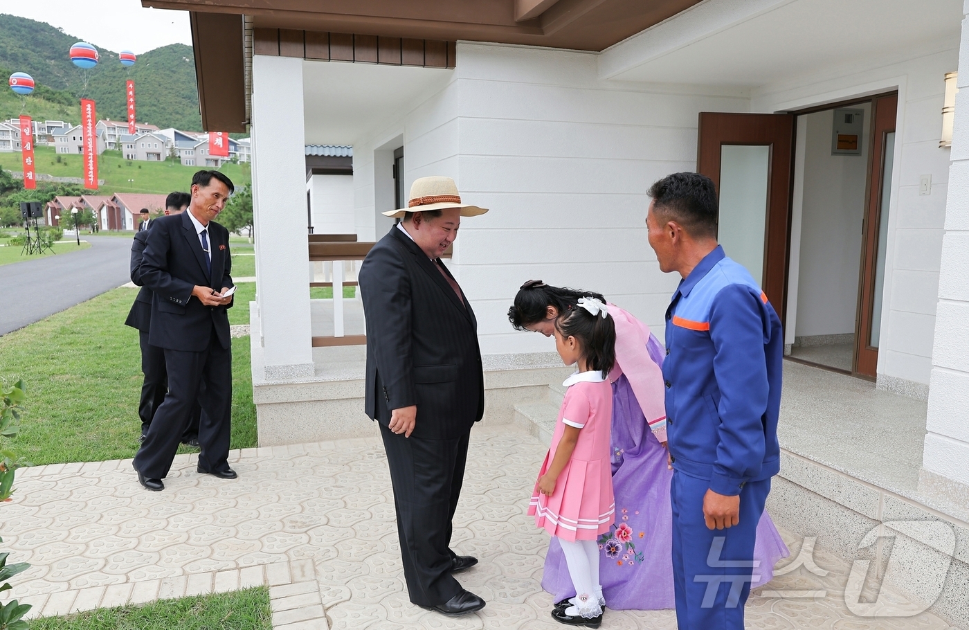 (평양 노동신문=뉴스1) = 북한 노동당 기관지 노동신문은 31일 김정은 당 총비서의 참석 아래 "지방 진흥의 새 시대와 더불어 동해 기슭에 또 하나의 기념비적 창조물로 일떠선 낙 …