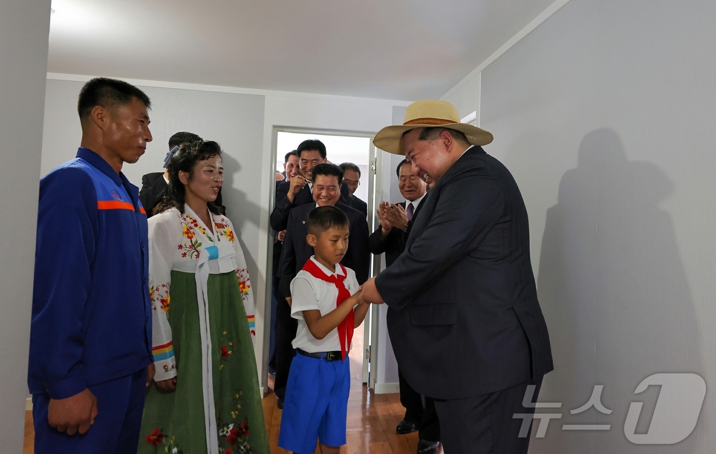 (평양 노동신문=뉴스1) = 북한 노동당 기관지 노동신문은 31일 김정은 당 총비서의 참석 아래 "지방 진흥의 새 시대와 더불어 동해 기슭에 또 하나의 기념비적 창조물로 일떠선 낙 …