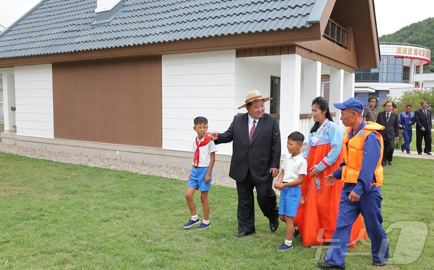 (평양 노동신문=뉴스1) = 북한 노동당 기관지 노동신문은 31일 김정은 당 총비서의 참석 아래 "지방 진흥의 새 시대와 더불어 동해 기슭에 또 하나의 기념비적 창조물로 일떠선 낙 …