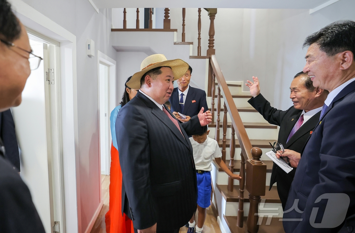 (평양 노동신문=뉴스1) = 북한 노동당 기관지 노동신문은 31일 김정은 당 총비서의 참석 아래 "지방 진흥의 새 시대와 더불어 동해 기슭에 또 하나의 기념비적 창조물로 일떠선 낙 …