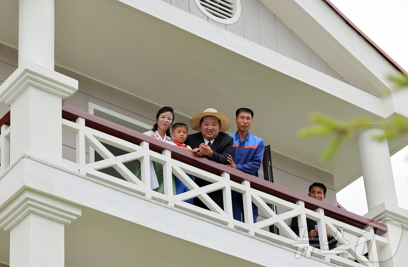 (평양 노동신문=뉴스1) = 북한 노동당 기관지 노동신문은 31일 김정은 당 총비서의 참석 아래 "지방 진흥의 새 시대와 더불어 동해 기슭에 또 하나의 기념비적 창조물로 일떠선 낙 …