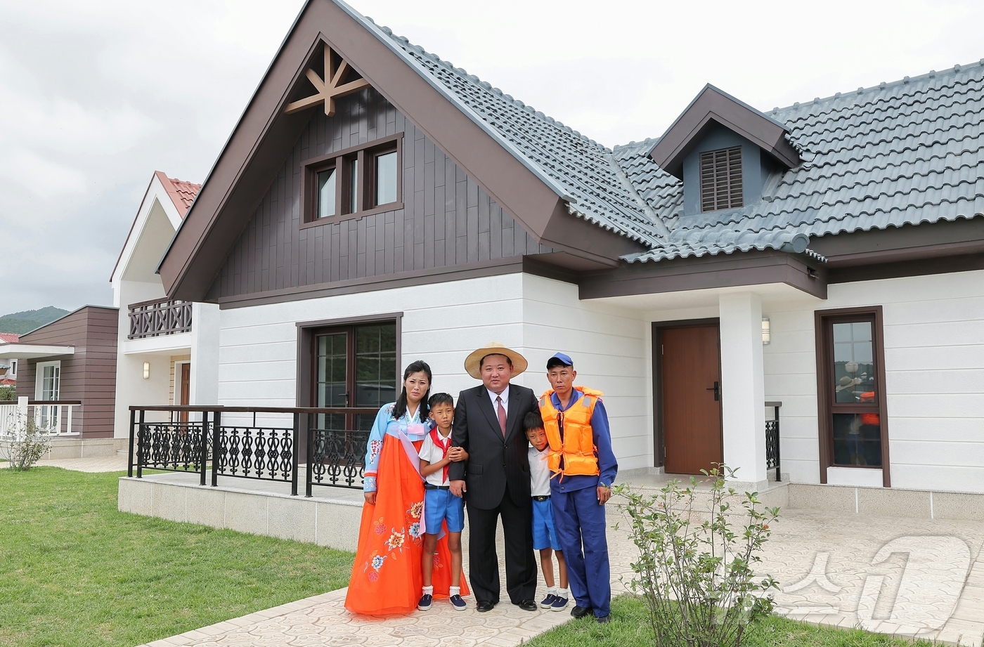 (평양 노동신문=뉴스1) = 북한 노동당 기관지 노동신문은 31일 김정은 당 총비서의 참석 아래 "지방 진흥의 새 시대와 더불어 동해 기슭에 또 하나의 기념비적 창조물로 일떠선 낙 …