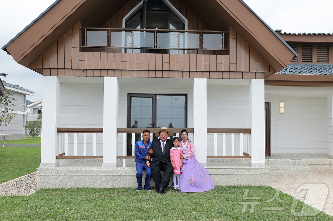 (평양 노동신문=뉴스1) = 북한 노동당 기관지 노동신문은 31일 김정은 당 총비서의 참석 아래 "지방 진흥의 새 시대와 더불어 동해 기슭에 또 하나의 기념비적 창조물로 일떠선 낙 …