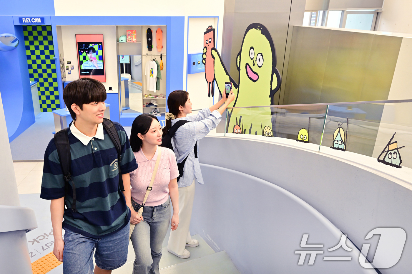 (서울=뉴스1) = 삼성전자가 아티스트 장 줄리앙의 종이 인형을 모티브로 한 '갤럭시 Z 폴드7∙Z 플립7' 전시 체험존을 다음달 28일까지 삼성 강남으로 자리를 옮겨 운영한다고 …