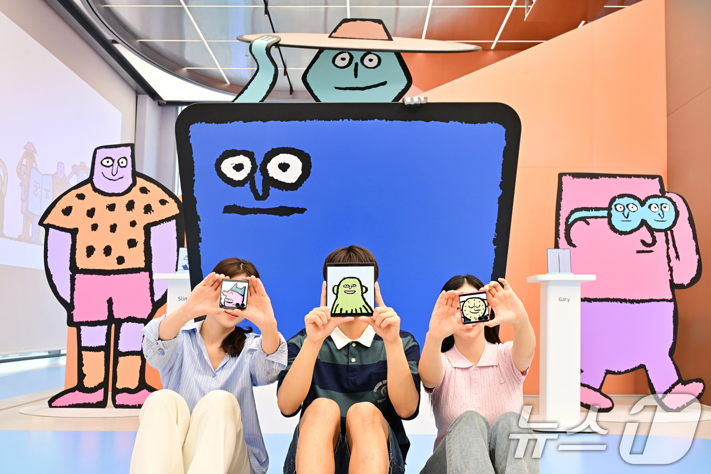 (서울=뉴스1) = 삼성전자가 아티스트 장 줄리앙의 종이 인형을 모티브로 한 '갤럭시 Z 폴드7∙Z 플립7' 전시 체험존을 다음달 28일까지 삼성 강남으로 자리를 옮겨 운영한다고 …