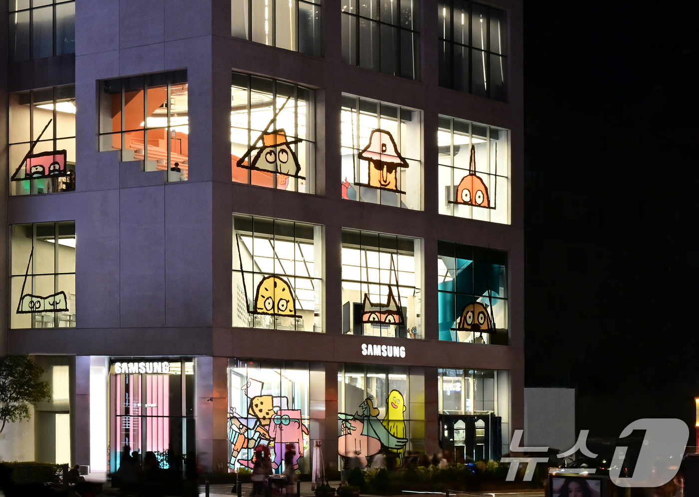 (서울=뉴스1) = 삼성전자가 아티스트 장 줄리앙의 종이 인형을 모티브로 한 '갤럭시 Z 폴드7∙Z 플립7' 전시 체험존을 다음달 28일까지 삼성 강남으로 자리를 옮겨 운영한다고 …