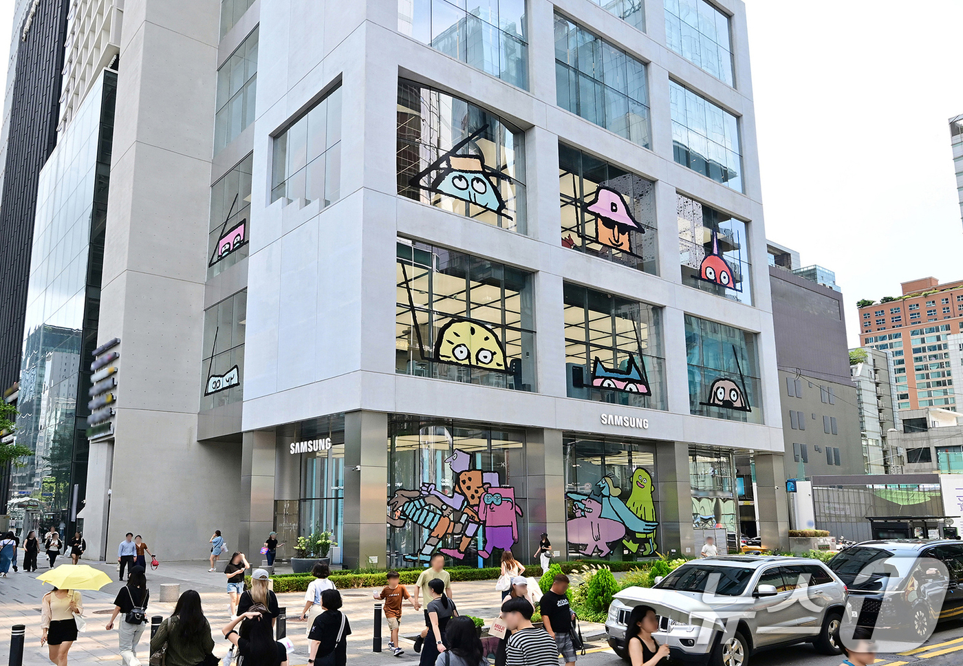 (서울=뉴스1) = 삼성전자가 아티스트 장 줄리앙의 종이 인형을 모티브로 한 '갤럭시 Z 폴드7∙Z 플립7' 전시 체험존을 다음달 28일까지 삼성 강남으로 자리를 옮겨 운영한다고 …