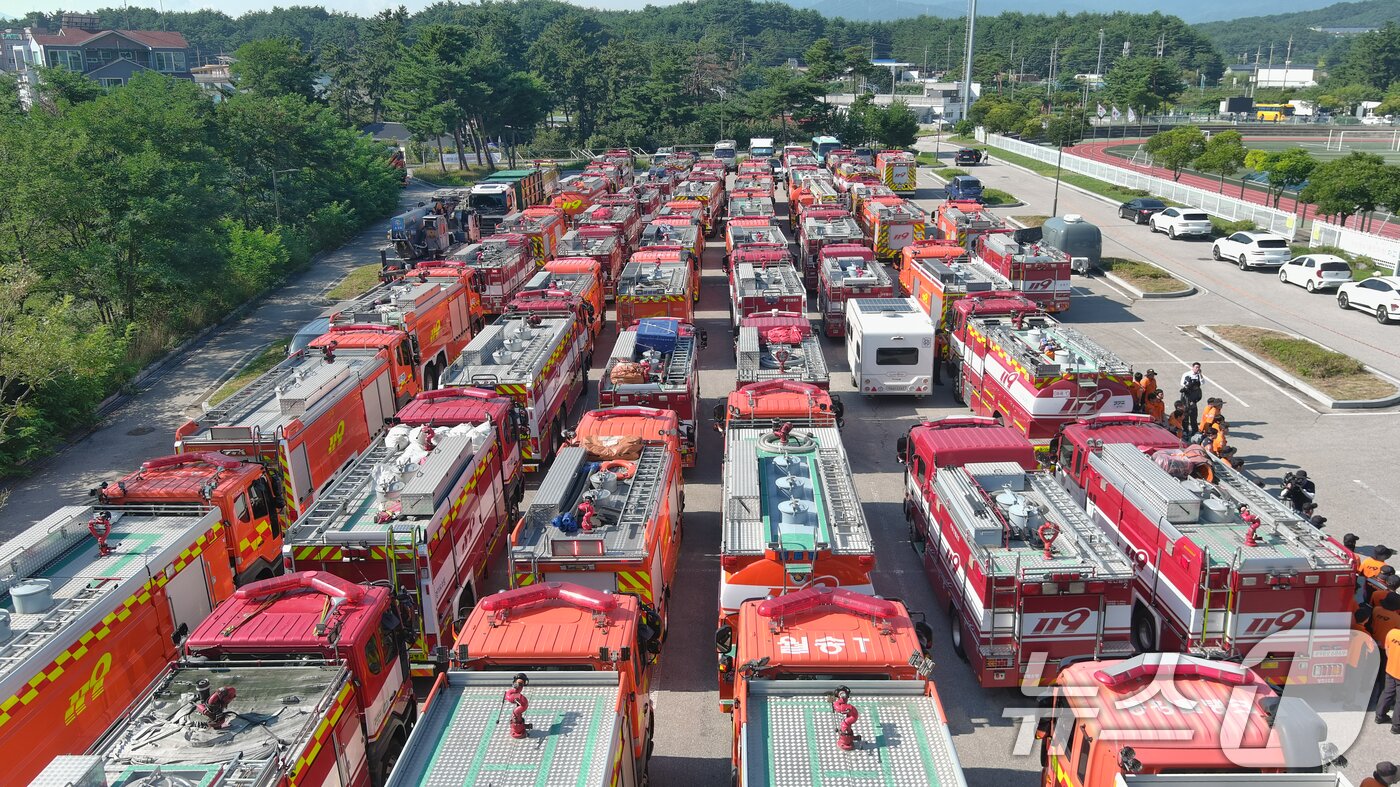 본문 이미지 - 31일 강원 강릉시 가뭄 대응 국가소방동원령 발령에 따른 현장에 집결한 소방차량들이 급수 지원 활동을 준비하고 있다. &#40;소방청 제공. 재판매 및 DB 금지&#41; 2025.8.31/뉴스1