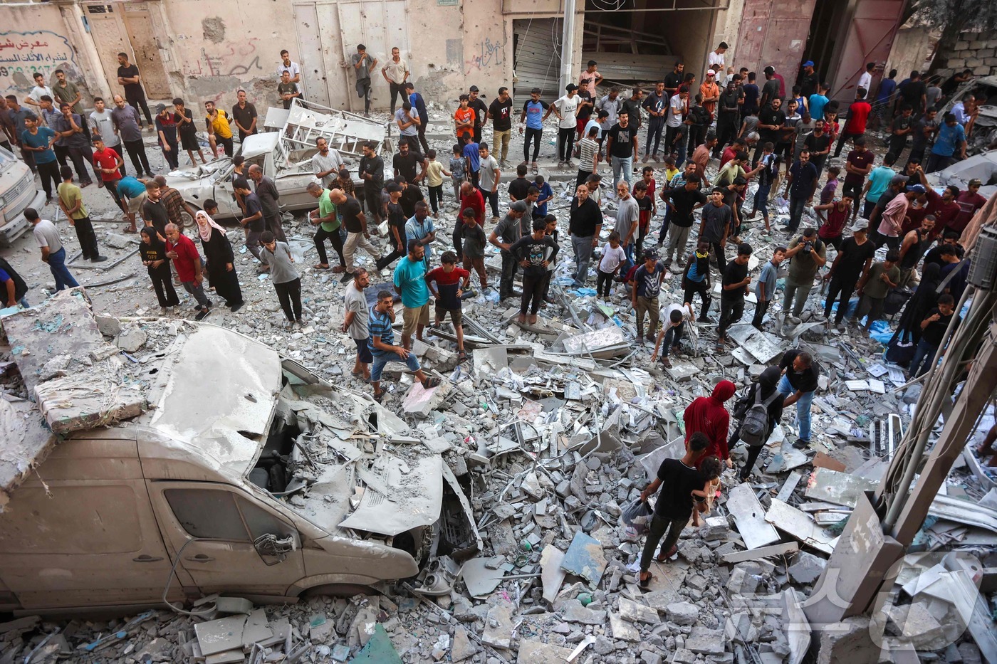 (가자시티 AFP=뉴스1) 강민경 기자 = 팔레스타인 주민들이 2025년 8월 30일 가자지구 가자시티 알리말 지역의 이스라엘 공습 현장에서 생존자를 찾기 위해 모였다. 국제적십자 …