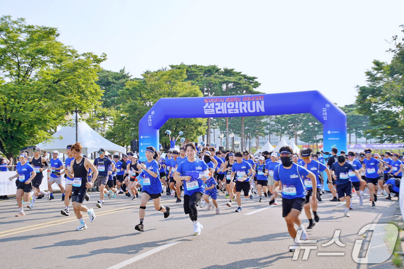 (서울=뉴스1) = 31일 서울 마포구 평화의공원에서 열린 롯데웰푸드 이색 러닝대회 '2025 설레임런'에서 참가자들이 출발하고 있다 (롯데웰푸드 제공. 재판매 및 DB 금지) 2 …