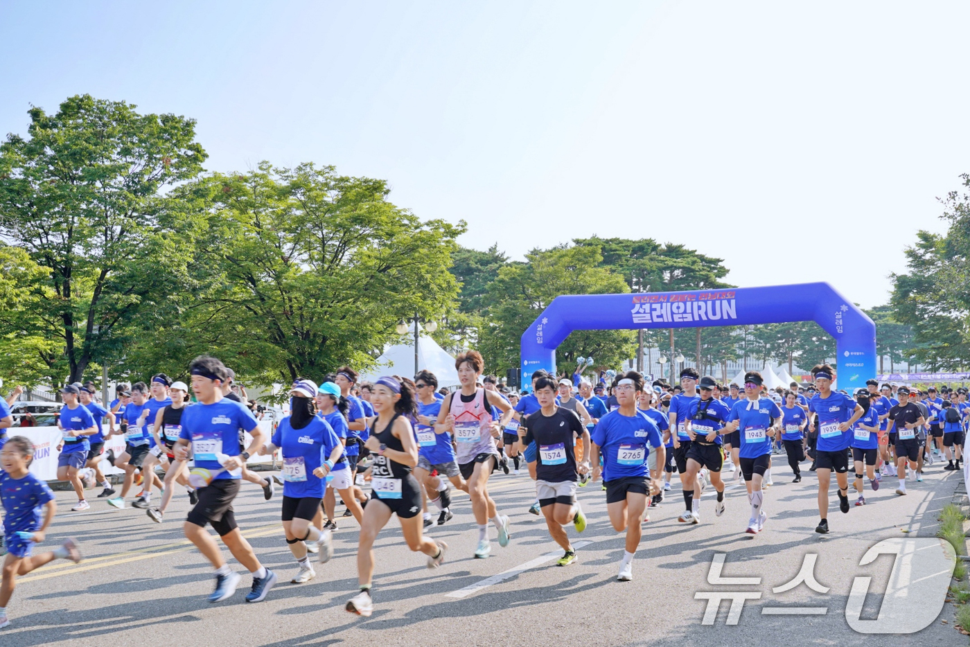(서울=뉴스1) = 31일 서울 마포구 평화의공원에서 열린 롯데웰푸드 이색 러닝대회 '2025 설레임런'에서 참가자들이 출발하고 있다 (롯데웰푸드 제공. 재판매 및 DB 금지) 2 …