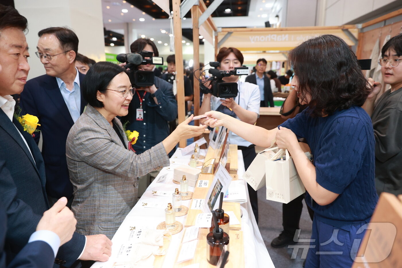 본문 이미지 - 지난 8월 30일 제주 ICC에서 열린 9월 동행축제 개막식을 마친 뒤 전통시장을 찾은 한성숙 중기부 장관&#40;가운데&#41;. &#40;중소벤처기업부 제공&#41;