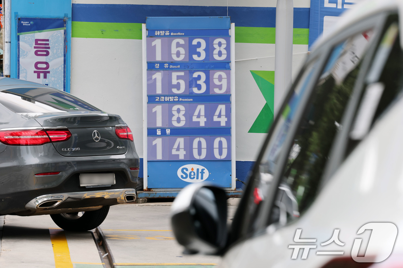 (서울=뉴스1) 이광호 기자 = 전국 주유소 휘발유와 경유 가격이 3주 연속 동반 하락했다.한국석유공사에 따르면 8월 넷째 주 전국 주유소 휘발유 평균 판매가는 지난주보다 리터당 …