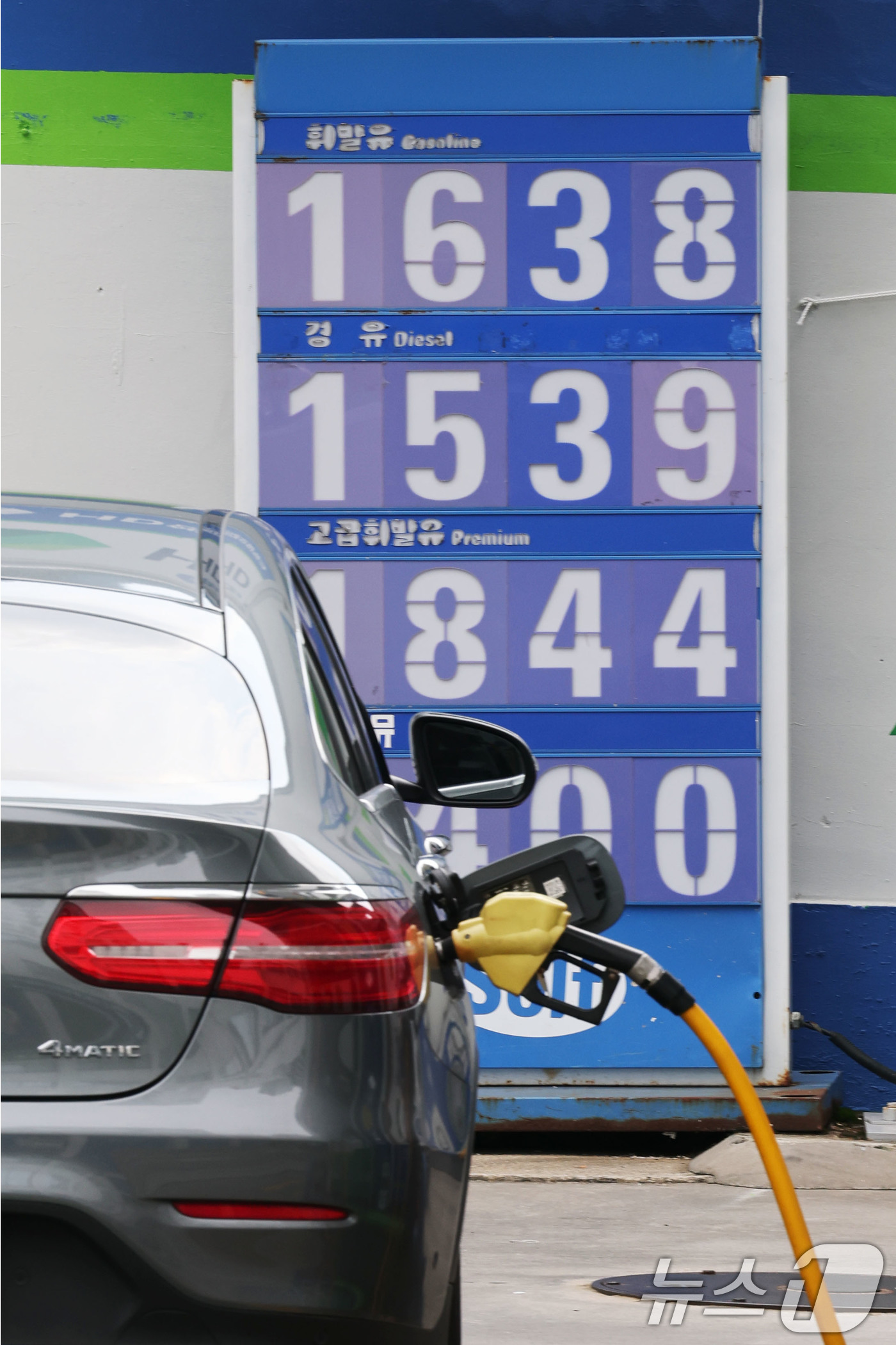 (서울=뉴스1) 이광호 기자 = 전국 주유소 휘발유와 경유 가격이 3주 연속 동반 하락했다.한국석유공사에 따르면 8월 넷째 주 전국 주유소 휘발유 평균 판매가는 지난주보다 리터당 …